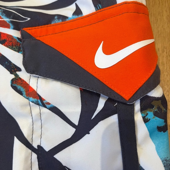 Three designer cargo Bermuda shorts for men, Nike, billabong and Tommy Hilfiger - Picture 3 of 16